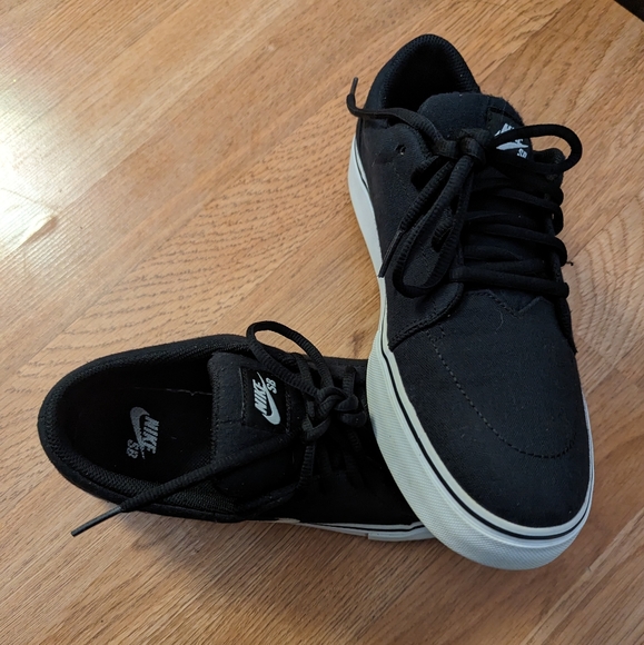 Nike, shoes for men, Size 9.5 - Picture 4 of 9